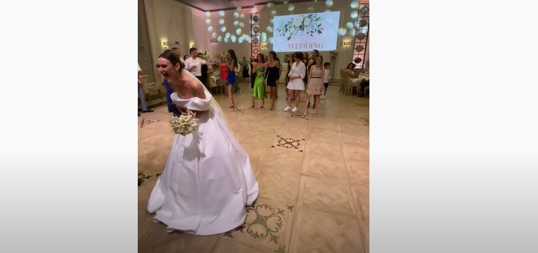 La mariée lance son bouquet qui atterrit au pire endroit !