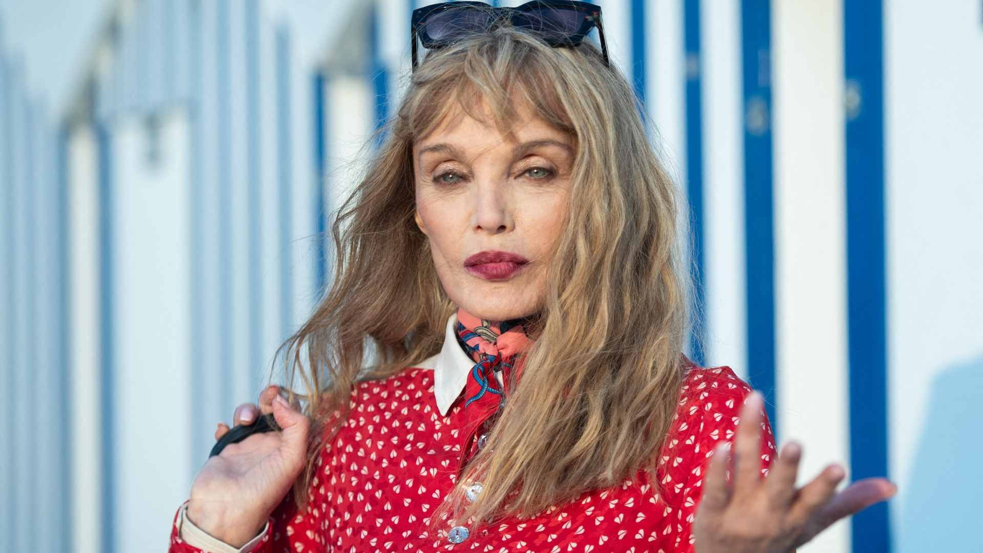 Arielle Dombasle se confie sur son choix de ne pas avoir d'enfants : "Il y a une pression sociale…"