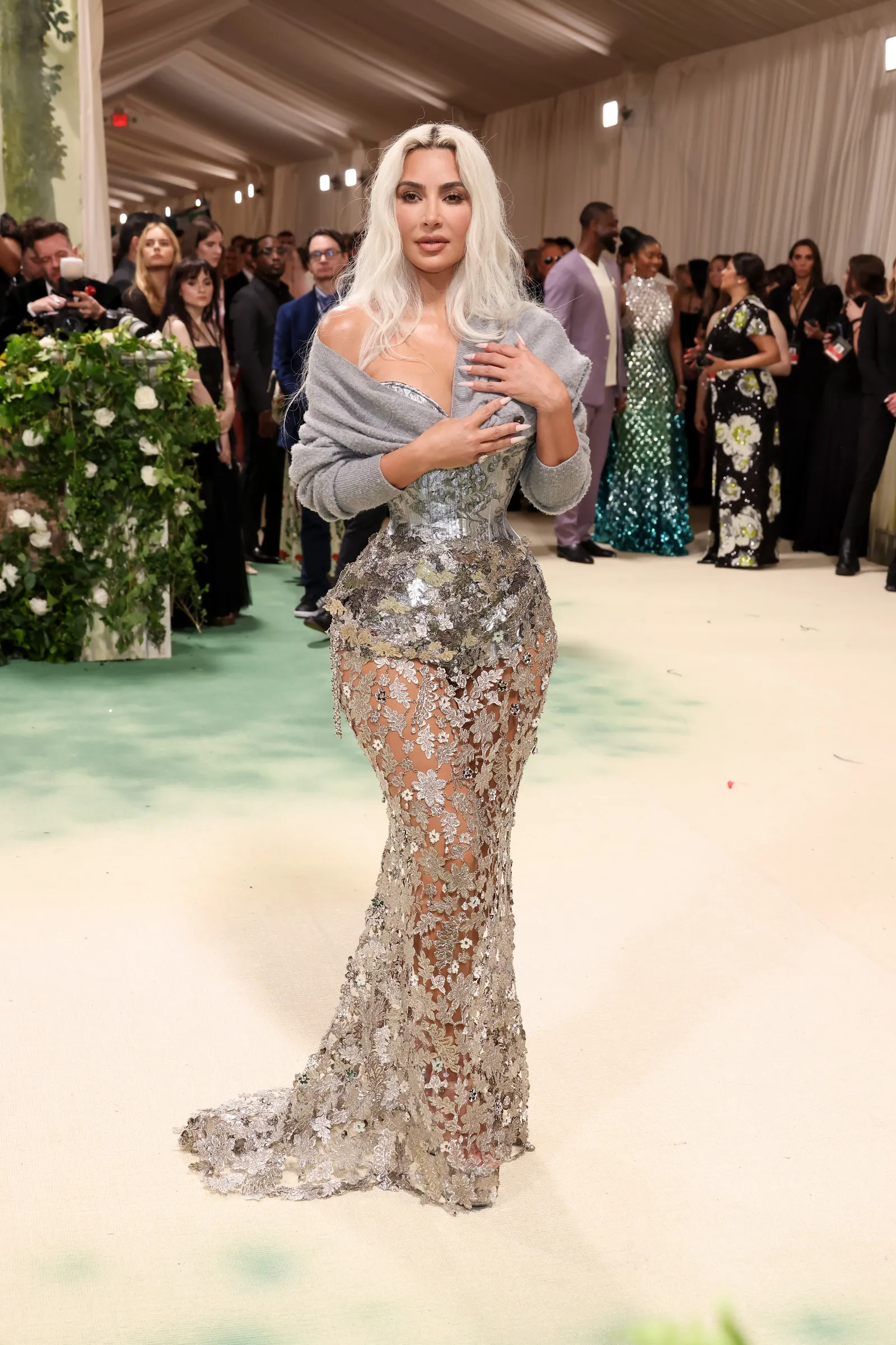 Kim Kardashian les internautes deconcertes par sa tenue au MET Gala Elle a l air de