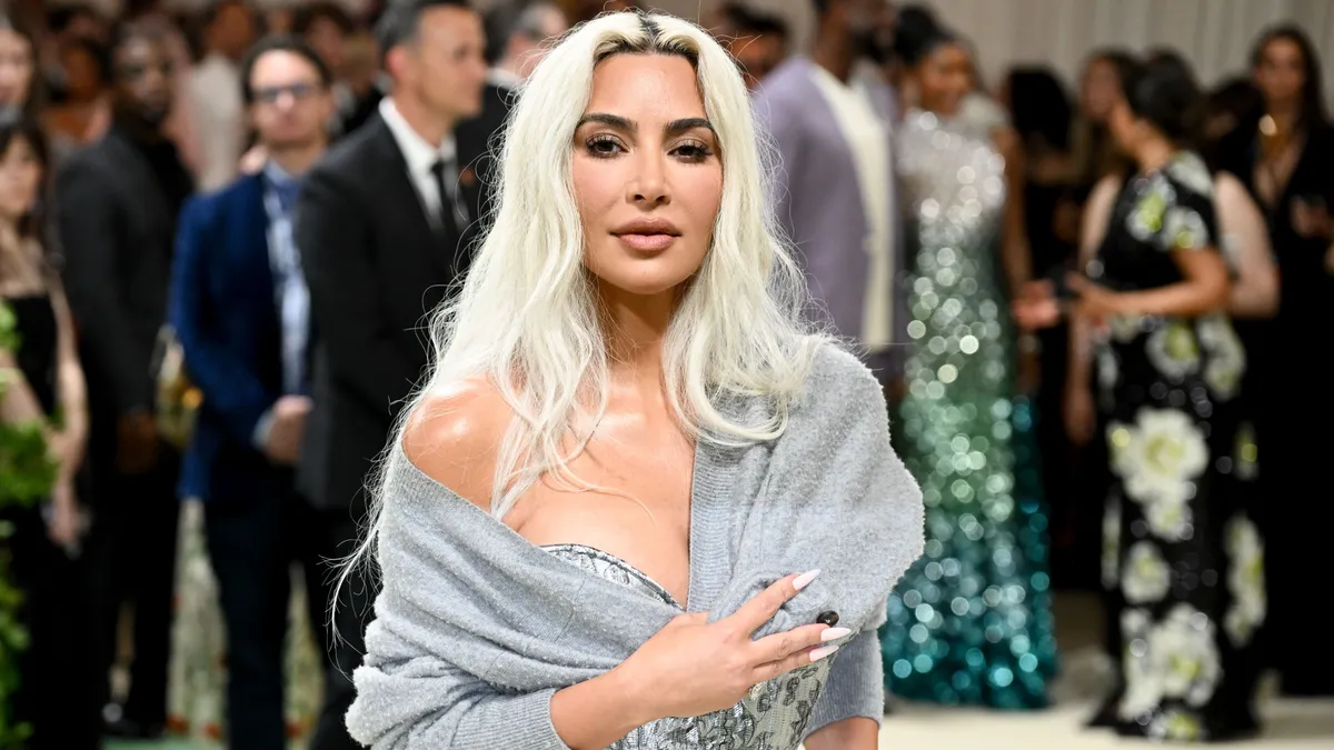 Kim Kardashian irrespectueuse ? Ses fashion faux-pas au mariage le plus extravagant de l'année