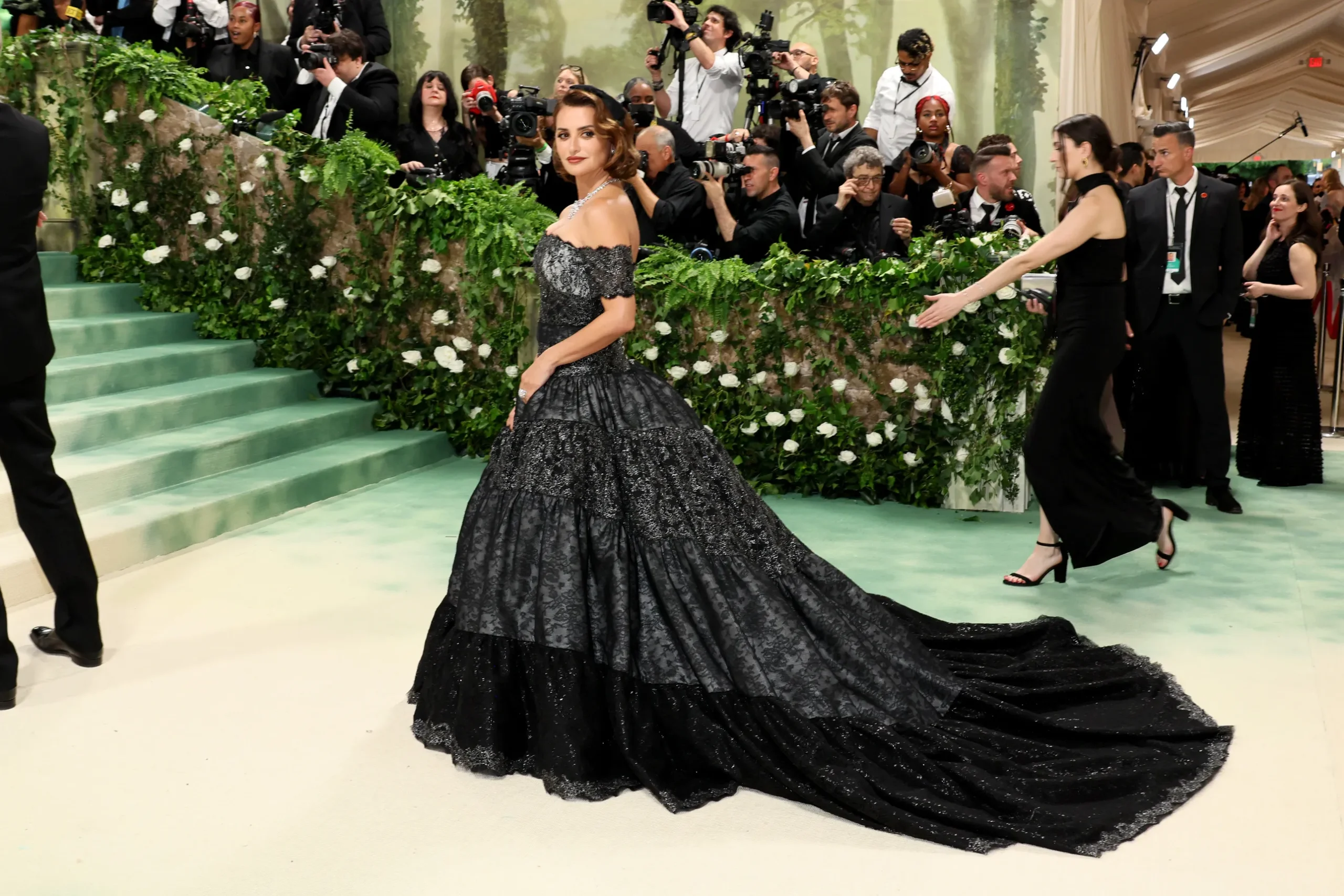 Kim Kardashian : les internautes déconcertés par sa tenue au MET Gala "Elle a l’air de souffrir"