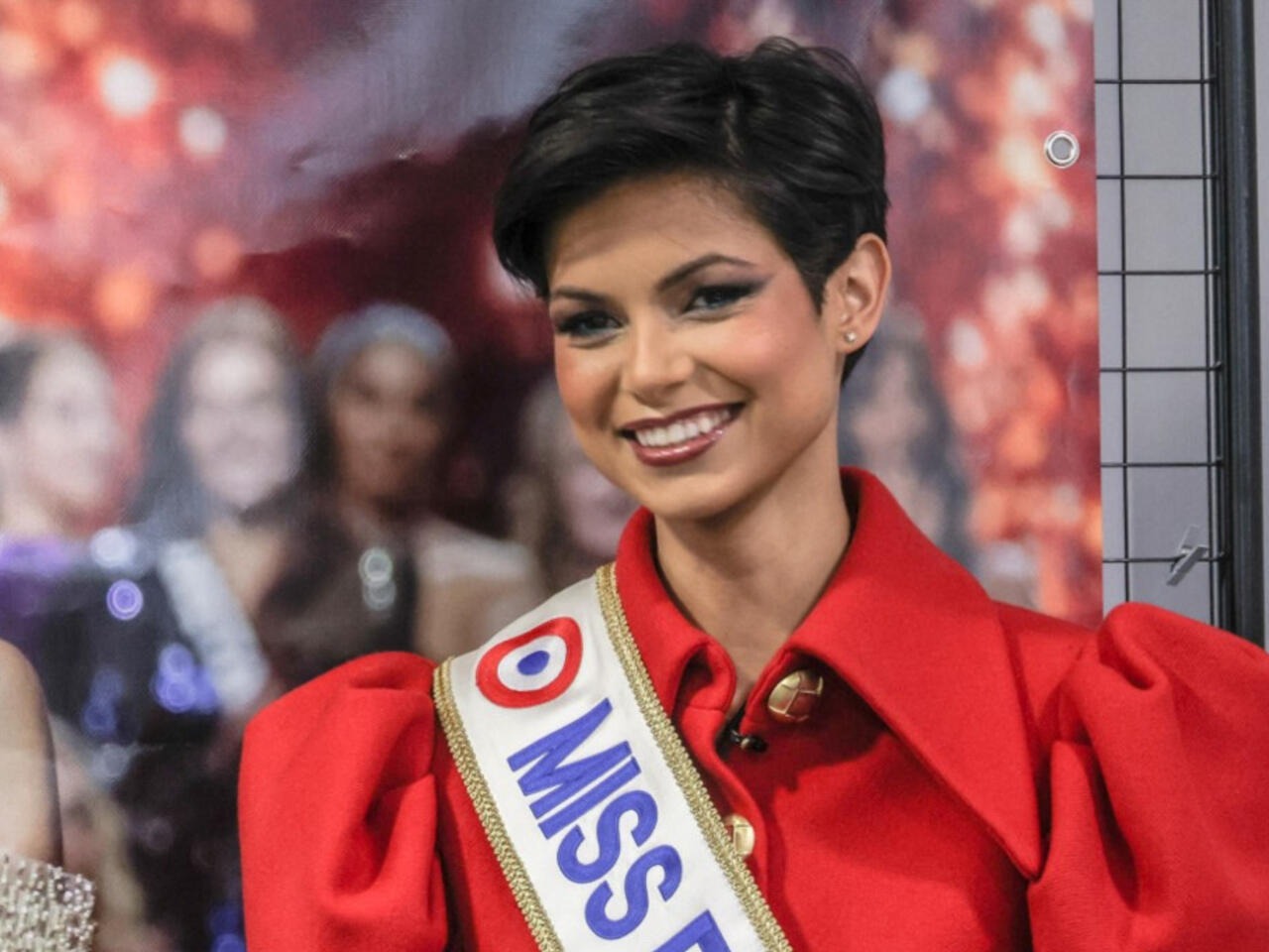 Eve Gilles (Miss France) esquive une question sur les législatives : "Je n’ai aucun intérêt à …"