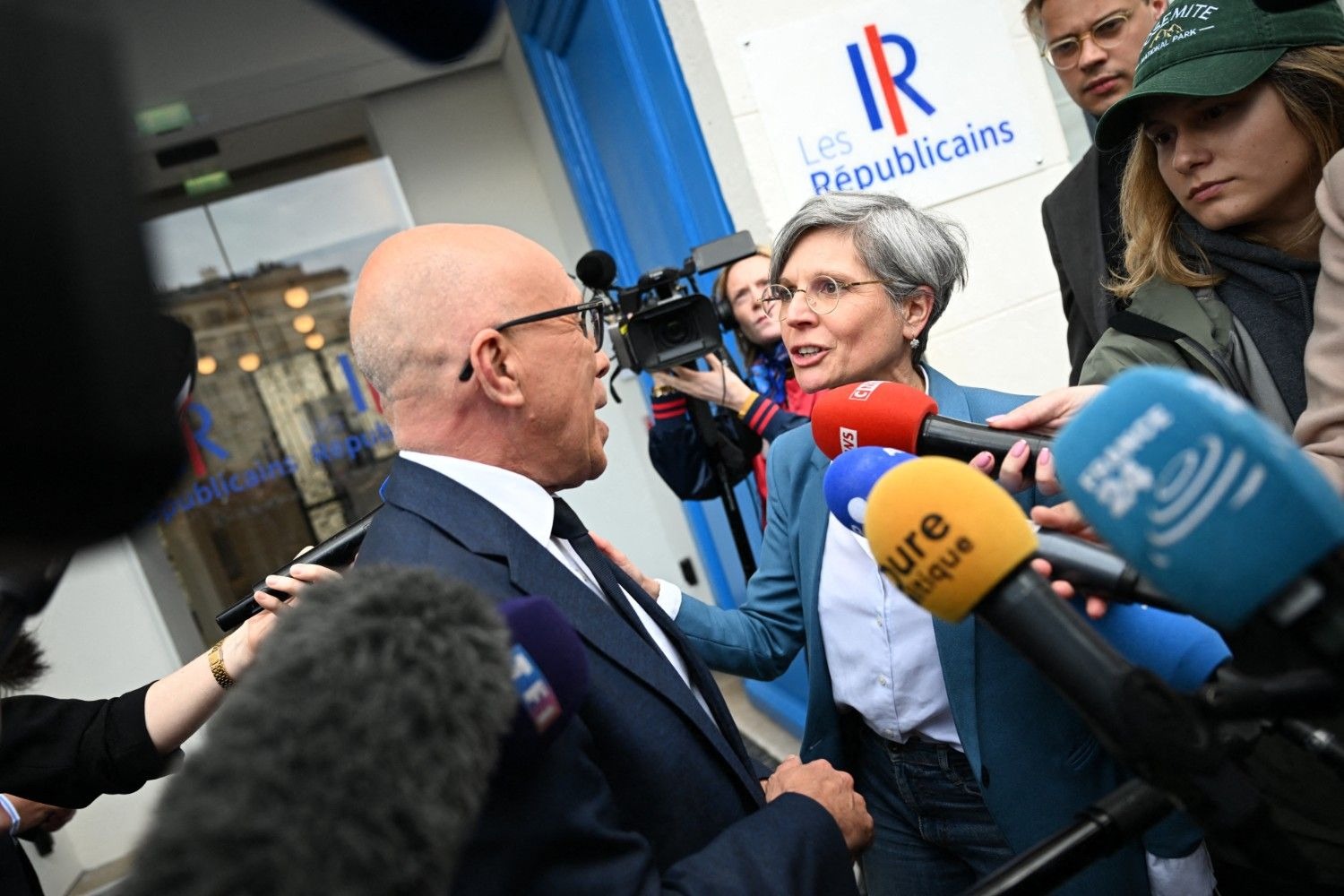 Sandrine Rousseau : en pleine rue, la députée écologiste prend à partie Éric Ciotti…"Honte à vous !"