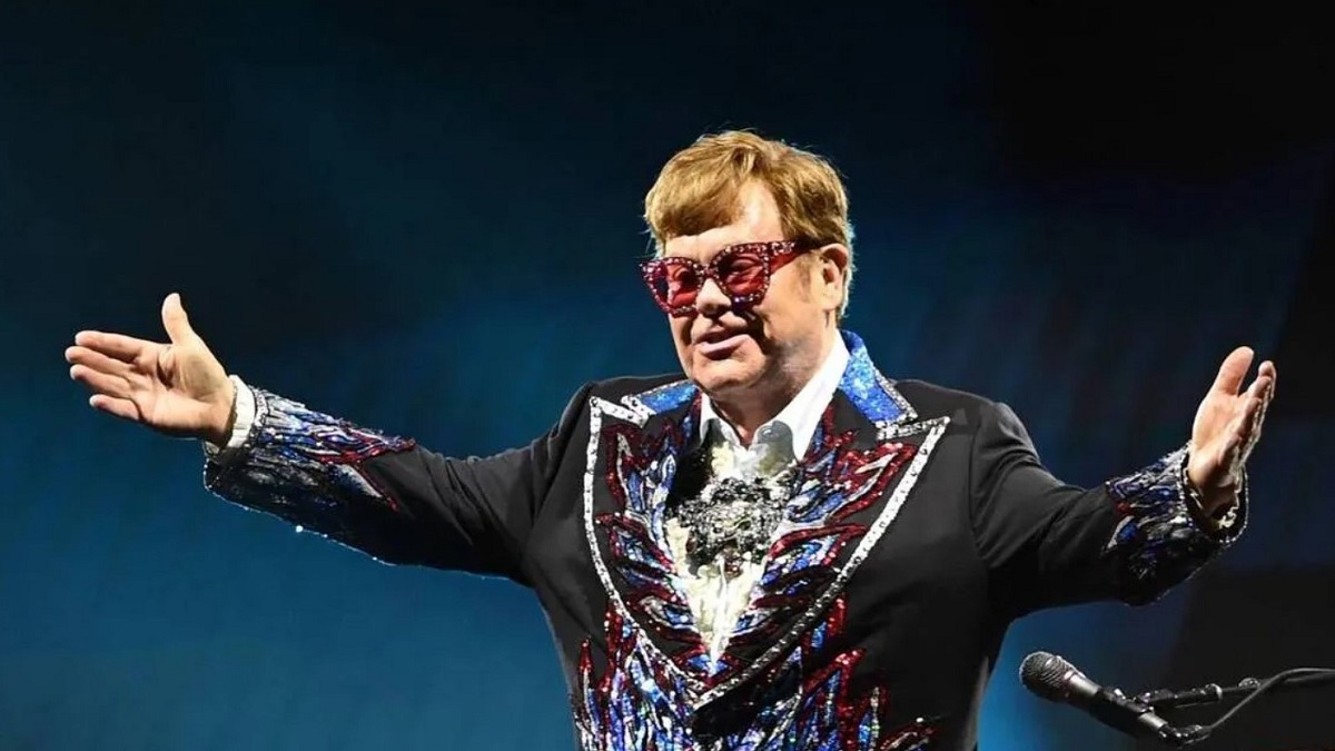Elton John pris d'une envie pressante dans un magasin, le gérant choqué : "Juste devant nous"