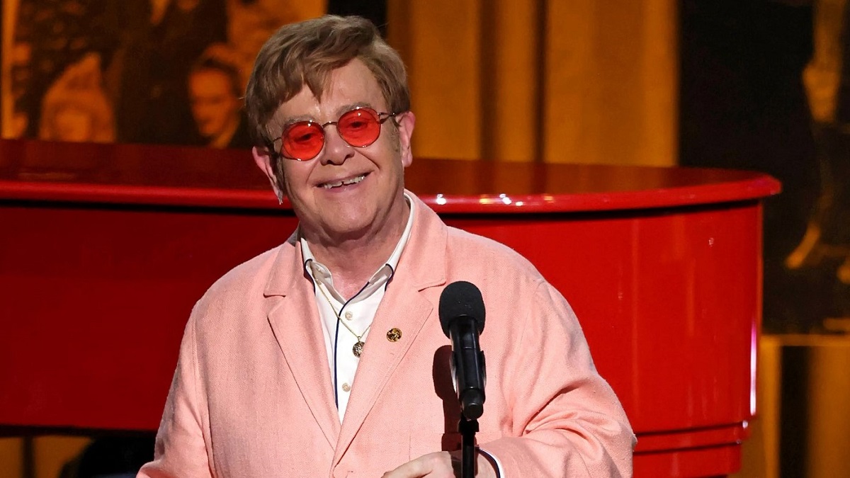 Elton John pris d'une envie pressante dans un magasin, le gérant choqué : &quot;Juste devant nous&quot;
