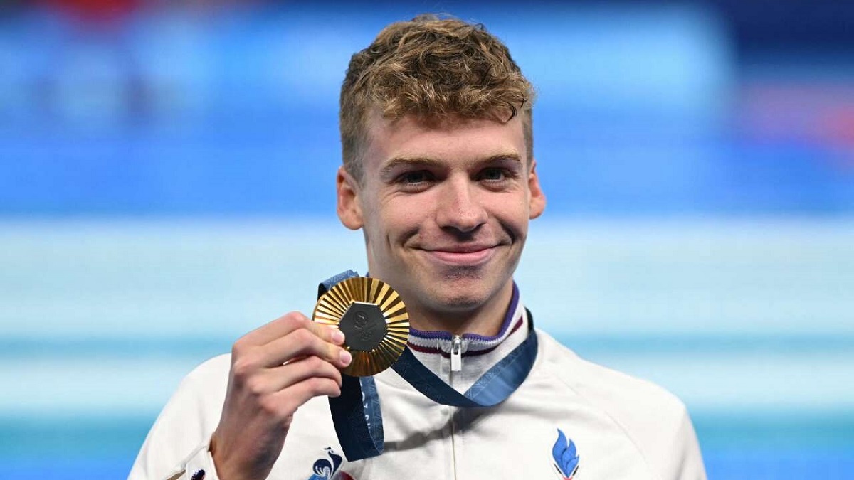 JO 2024 : Léon Marchand et Simone Biles posent pour une photo, un détail fait réagir les internautes