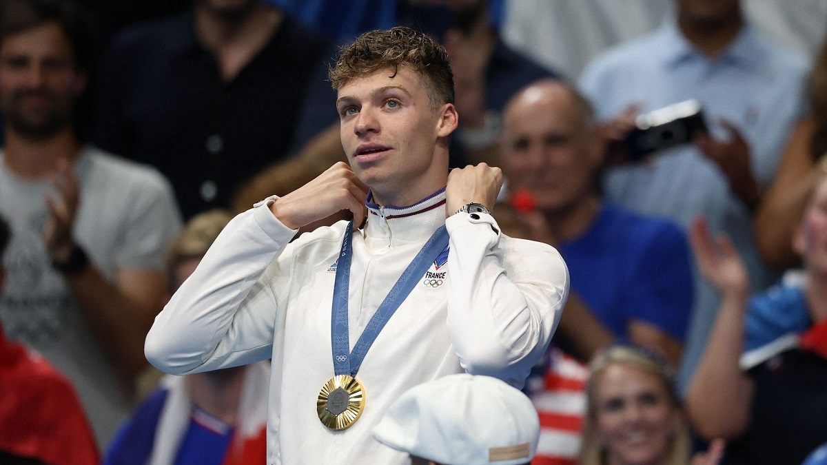 JO 2024 : Léon Marchand et Simone Biles posent pour une photo, un détail fait réagir les internautes