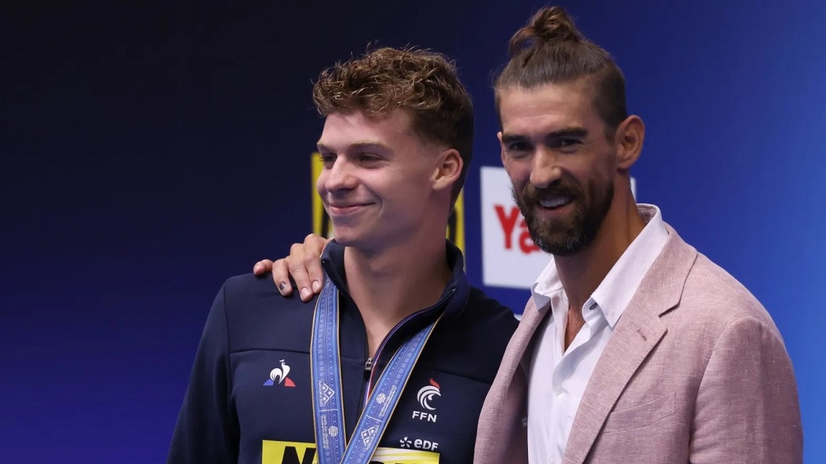 JO 2024 : Léon Marchand réussit le doublé… la réaction de Michael Phelps fait le buzz !