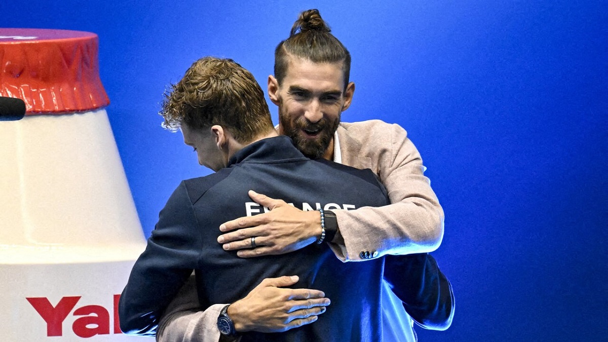 JO 2024 : Léon Marchand réussit le doublé… la réaction de Michael Phelps fait le buzz !