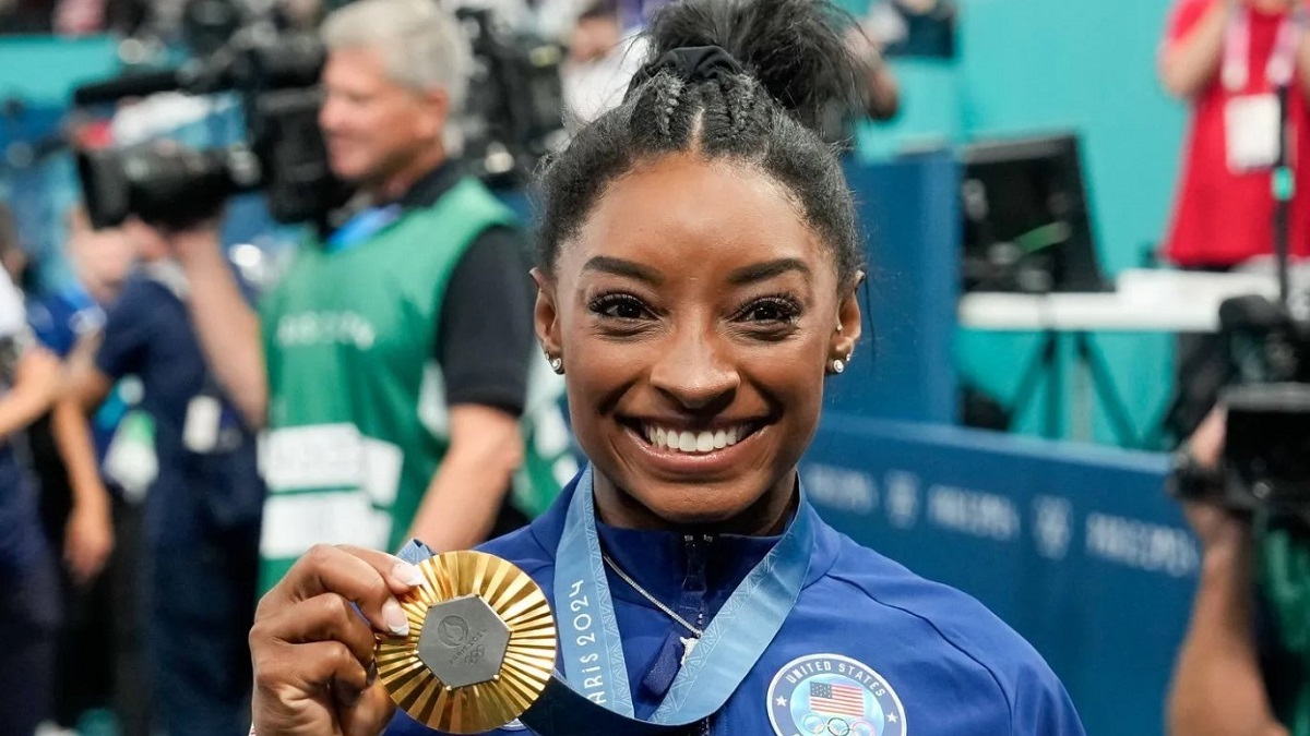 JO 2024 : Léon Marchand et Simone Biles posent pour une photo, un détail fait réagir les internautes