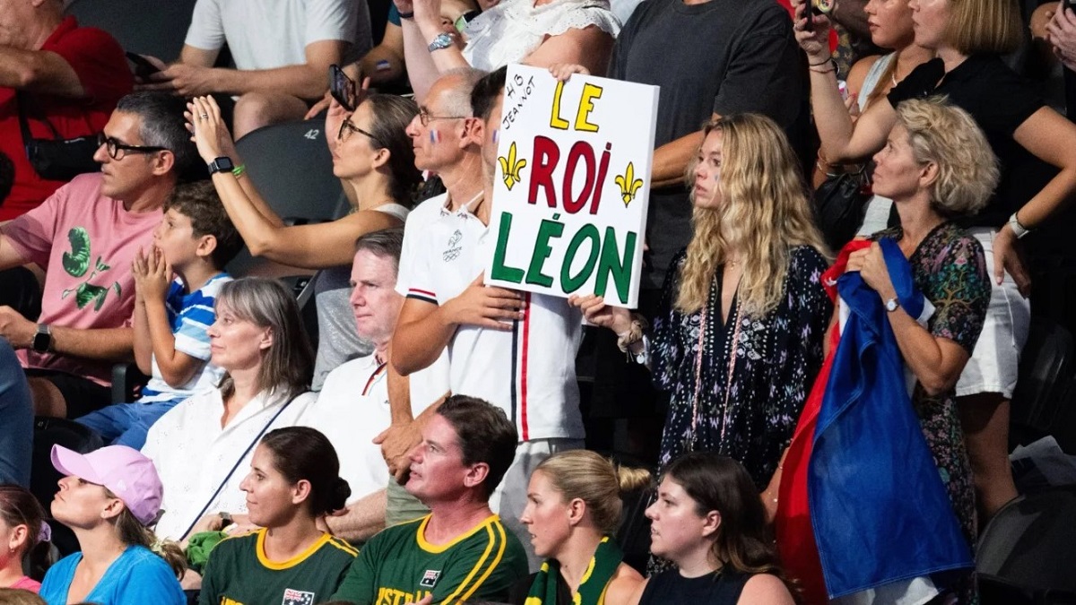 Léon Marchand : qui est Zazie, la femme à qui il a fait une dédicace après sa victoire ?