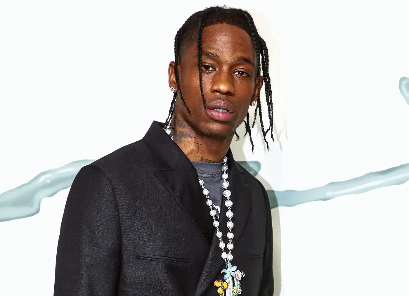 Travis Scott arrêté ivre à Paris après une altercation violente à l’hôtel George V