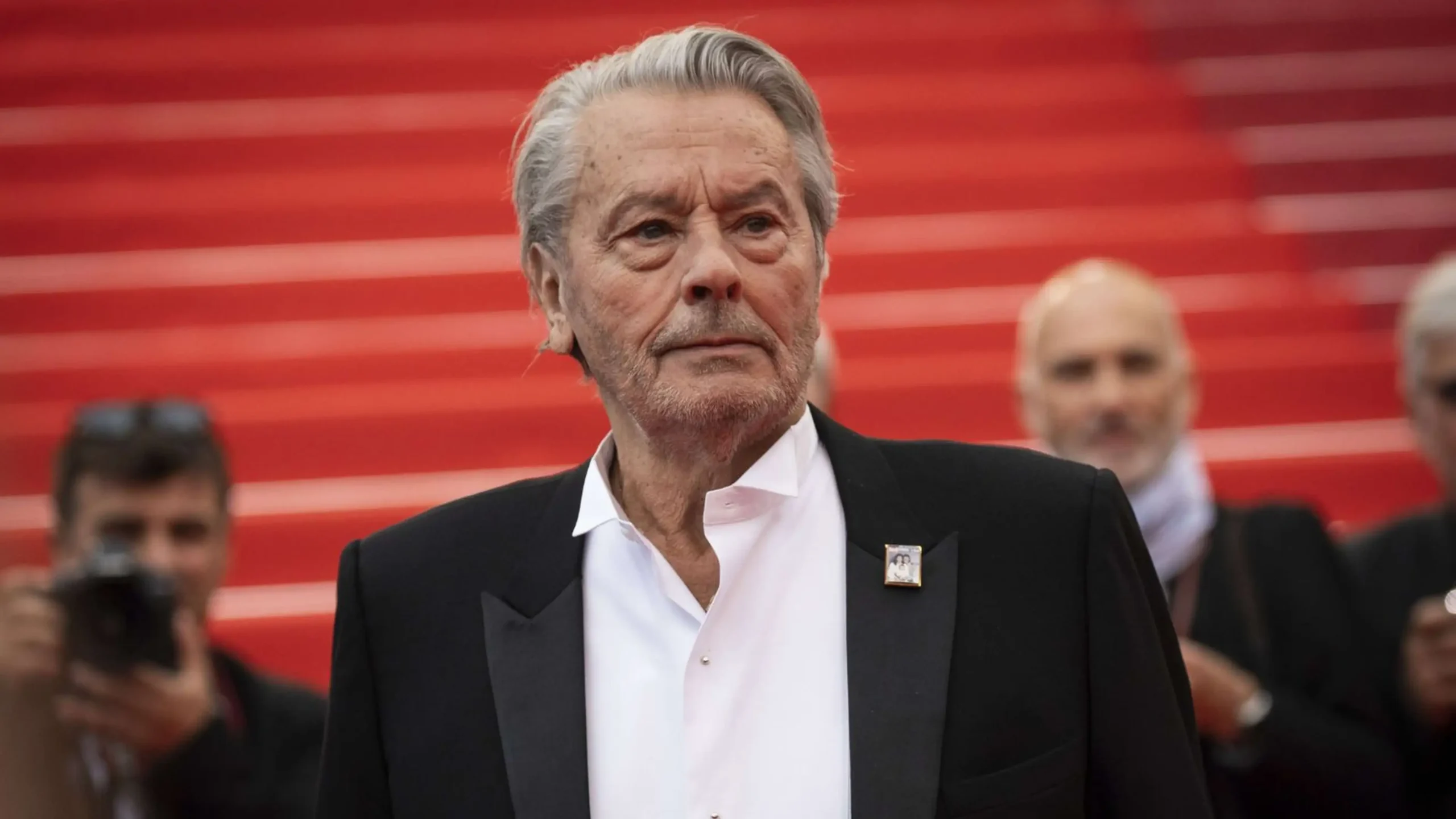 Alain Delon : Ari Boulogne, son fils caché ? Ces nouvelles révélations troublantes…