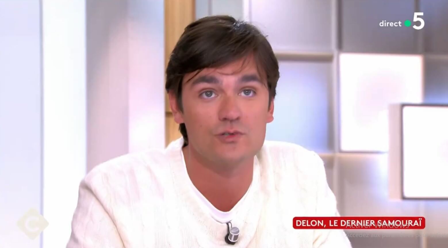 Alain-Fabien Delon en larmes en visionnant une vidéo montrant son père