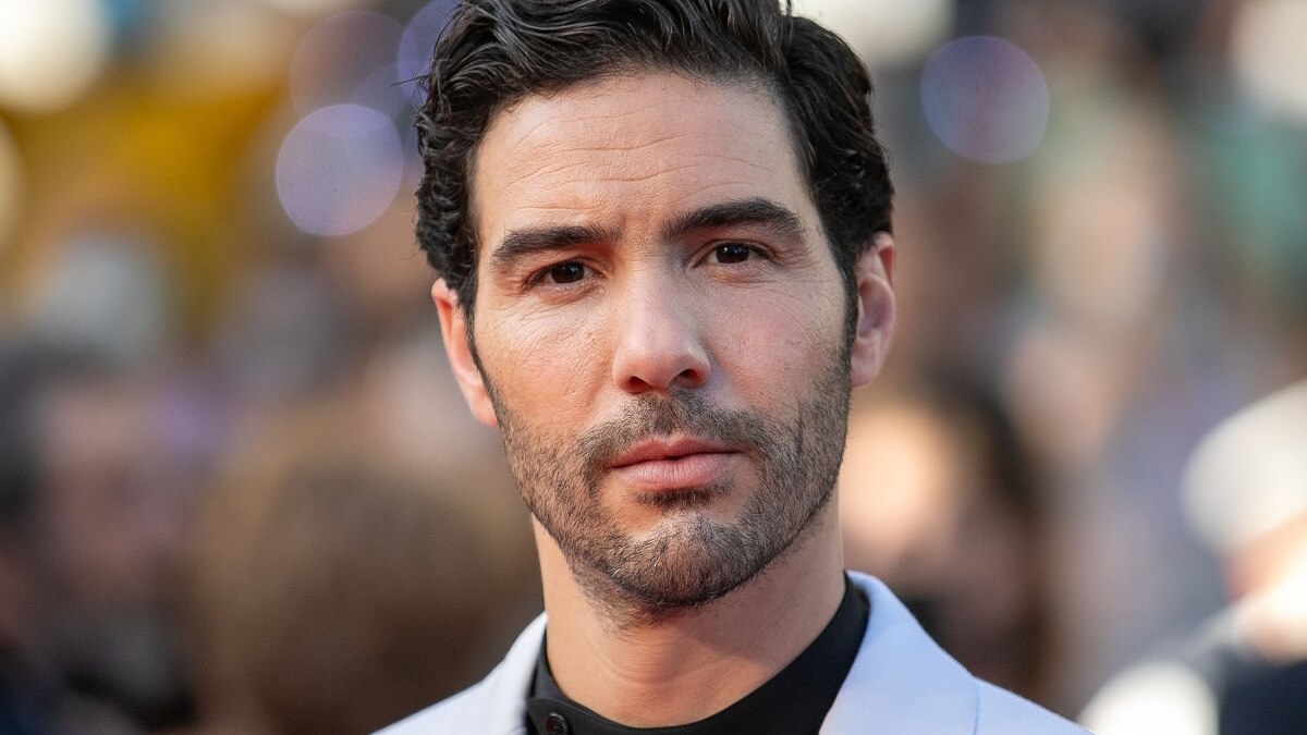 Tahar Rahim chante-t-il vraiment dans le film Monsieur Aznavour ?... 