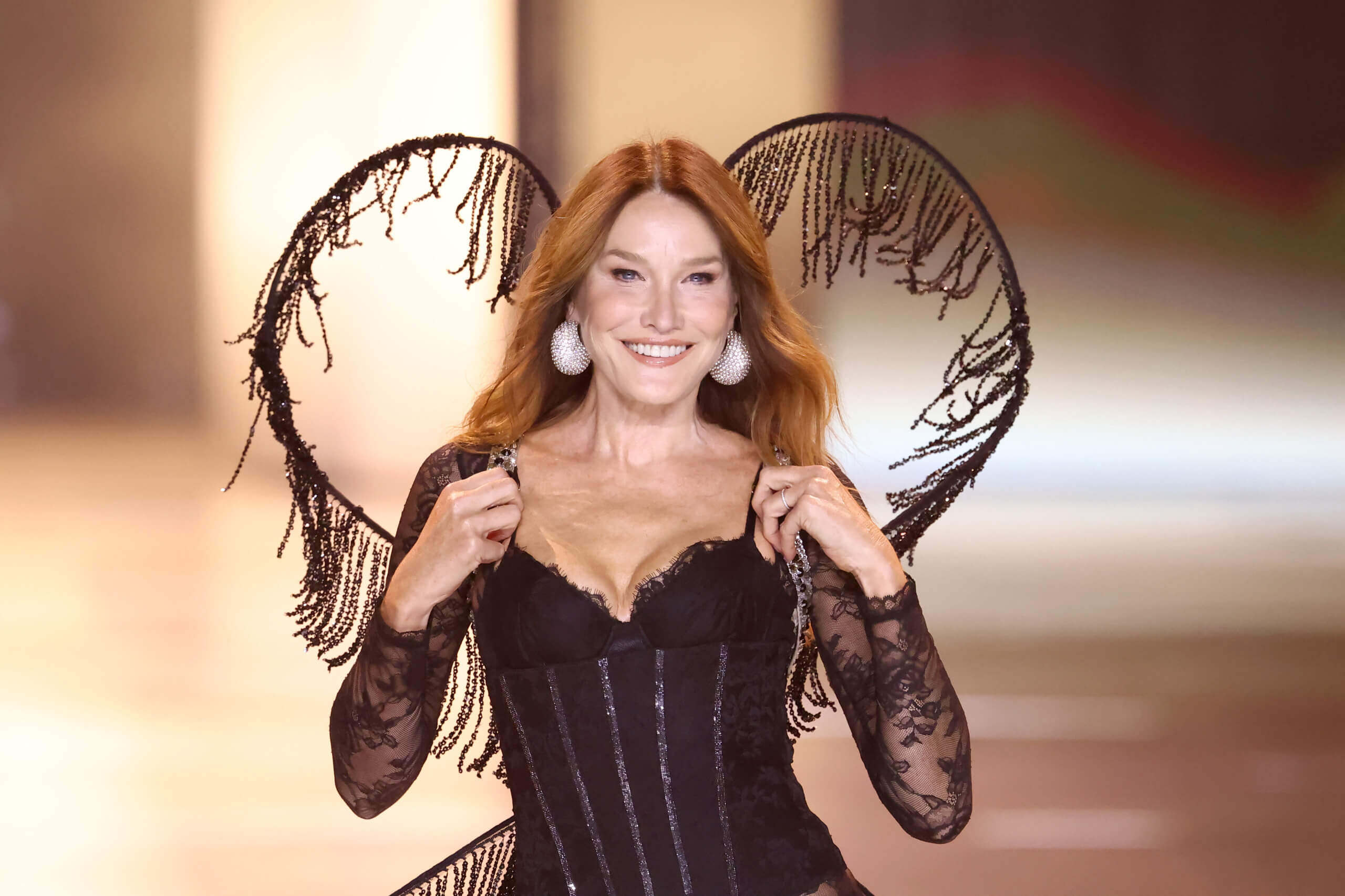 Carla Bruni : en dentelle et avec ses ailes, elle crée la surprise lors du défilé Victoria's Secret ! &quot;Mon mari aurait…&quot;