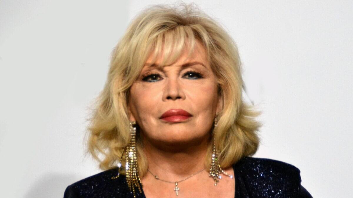 Quotidien : Amanda Lear commet une gaffe et provoque un gros fou rire !