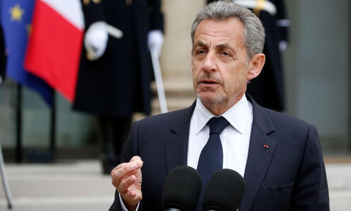 Nicolas Sarkozy vivement pris à partie lors d'une séance de dédicaces : &quot;Vous n'avez pas honte ?&quot;