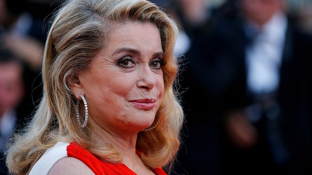 Catherine Deneuve évoque sa rencontre inattendue avec Mylène Farmer : "C'est la chanteuse qui a eu…"