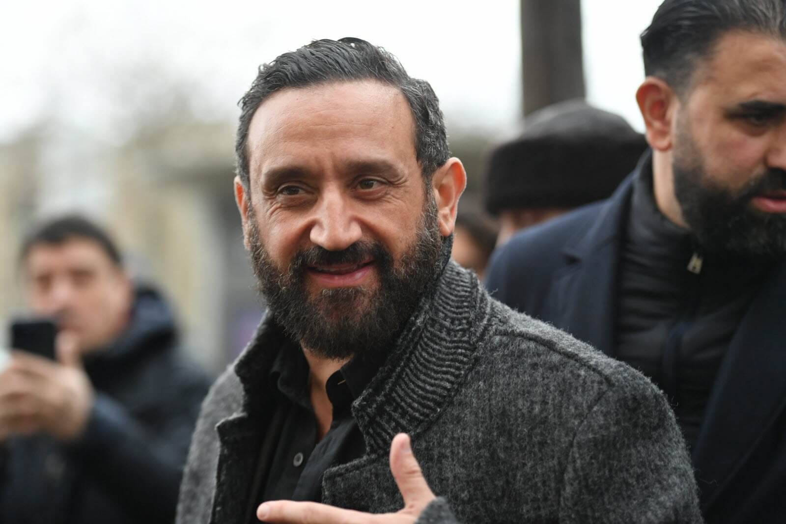 Cyril Hanouna bientôt sur M6 ? Les journalistes de la chaîne montent au créneau !