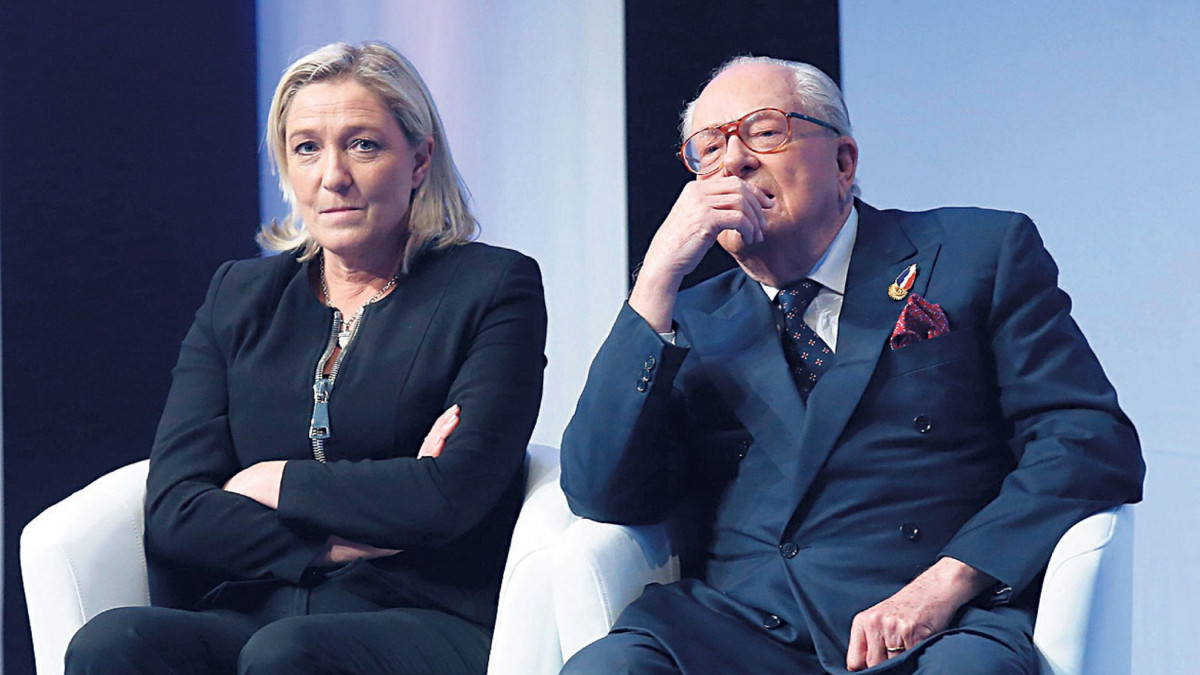 Marine Le Pen réagit à la publication de sa photo en larmes suite au décès de son père