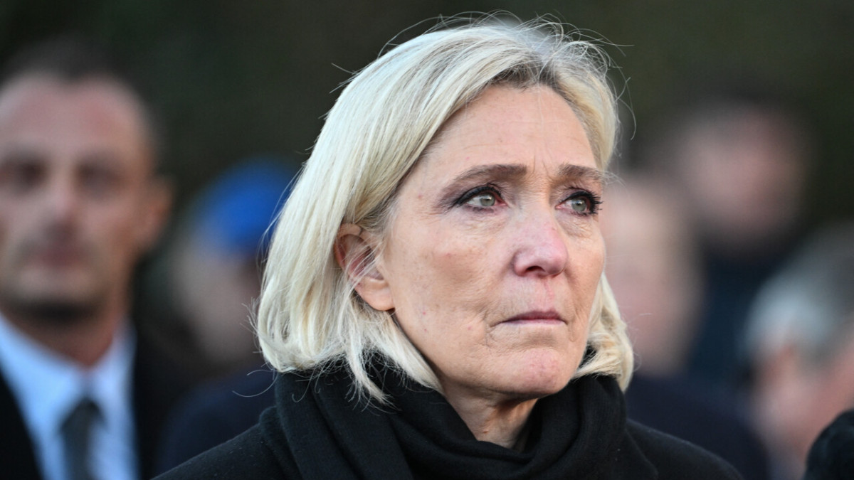 Marine Le Pen réagit à la publication de sa photo en larmes suite au décès de son père