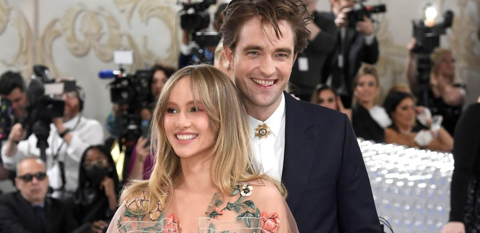 Robert Pattinson (The Batman) en couple : le comédien marié en secret à Suki Waterhouse ?