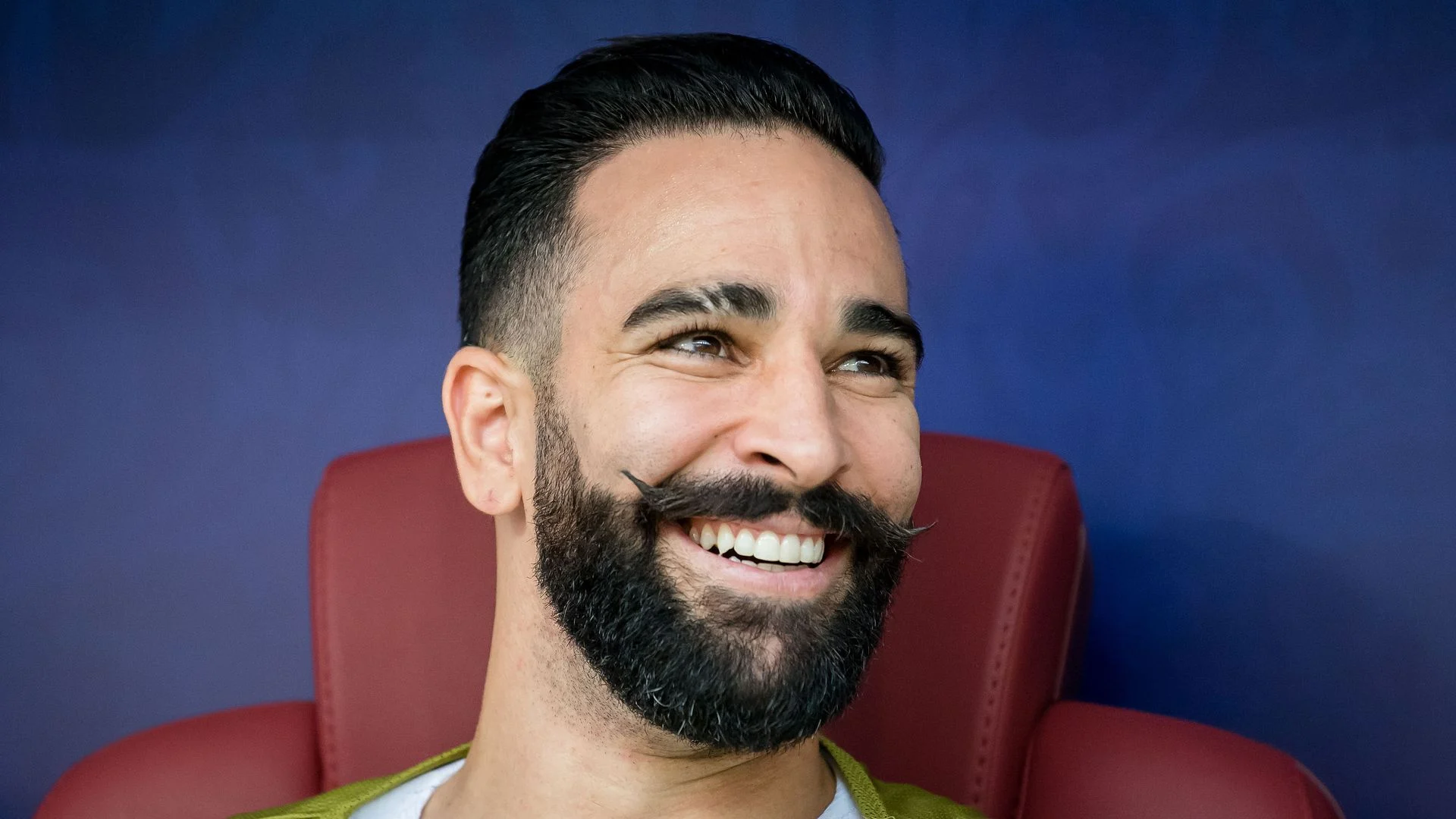 Adil Rami à nouveau en couple ! Il officialise sa nouvelle relation : &quot;C’est du sérieux&quot;