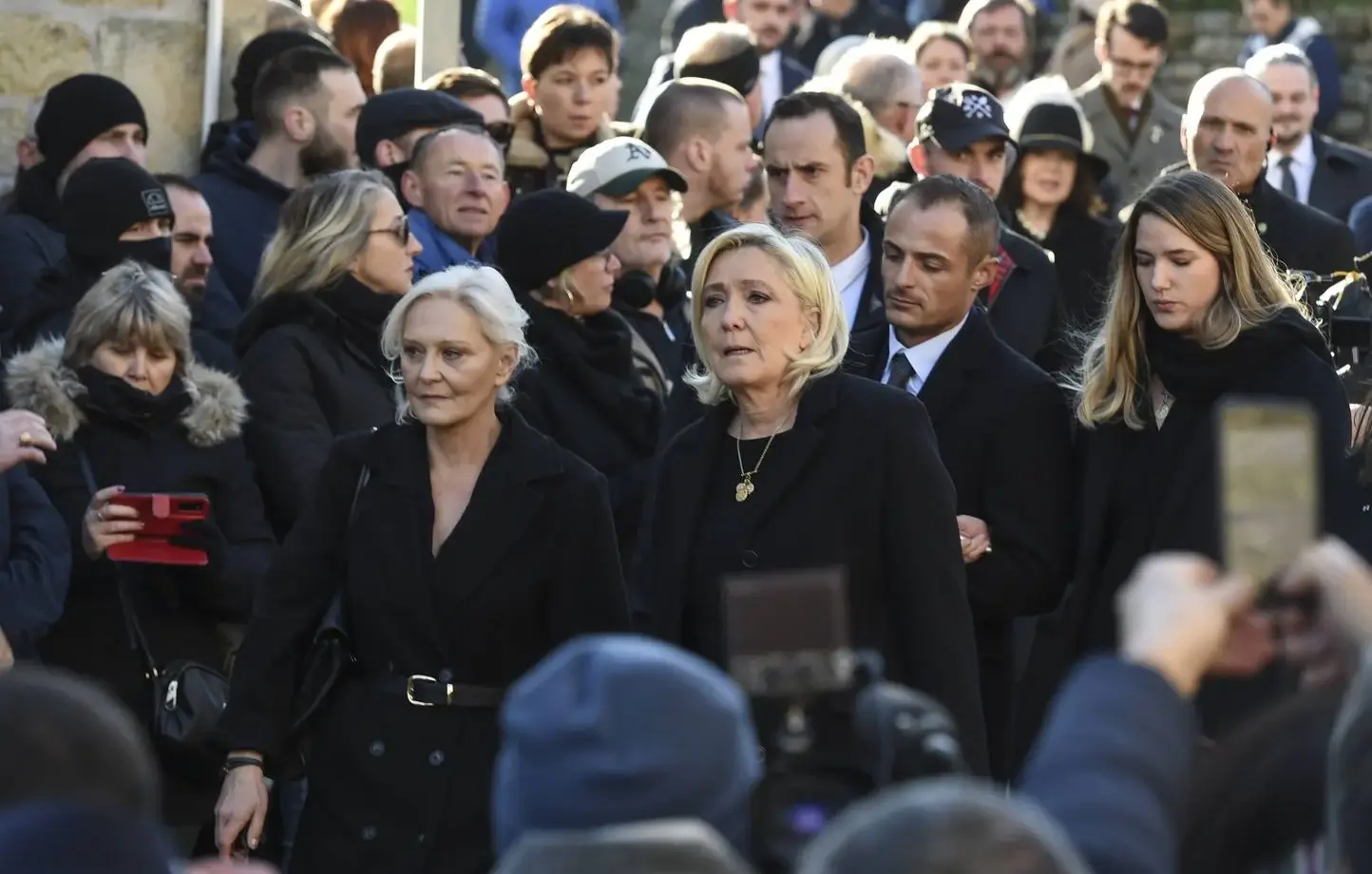 Messe en hommage à Jean-Marie Le Pen : un humoriste annonce sa venue... mais risque d’être refoulé !