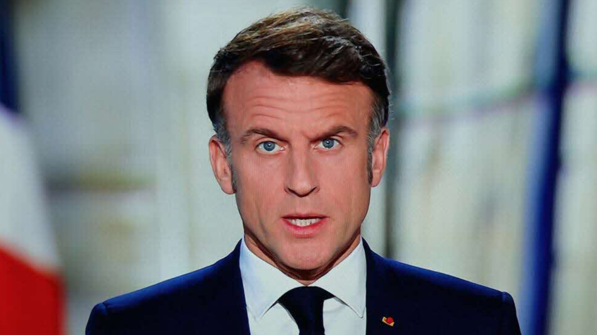 Emmanuel Macron se déhanche en boîte de nuit, il réagit aux vidéos publiées sur la Toile