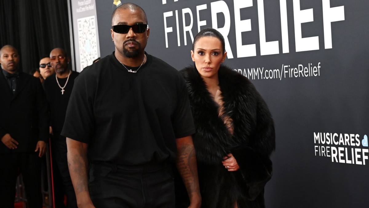 Kanye West surpris en train de donner des ordres à Bianca Censori sur le tapis rouge des Grammys