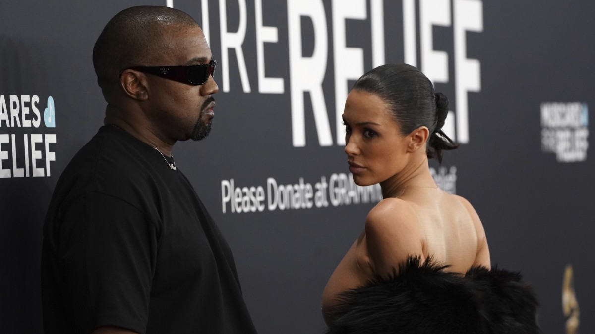 Kanye West surpris en train de donner des ordres à Bianca Censori sur le tapis rouge des Grammys