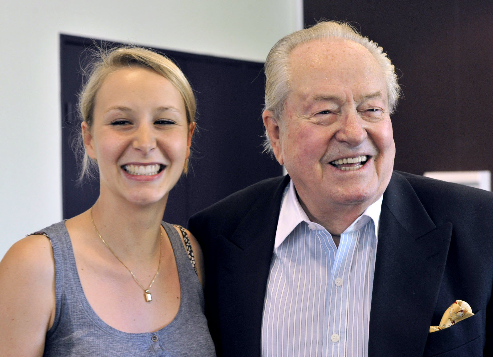 Jean-Marie Le Pen : la tombe du Menhir saccagée, Marion Maréchal avertit : "Vous pensez nous intimider ?"