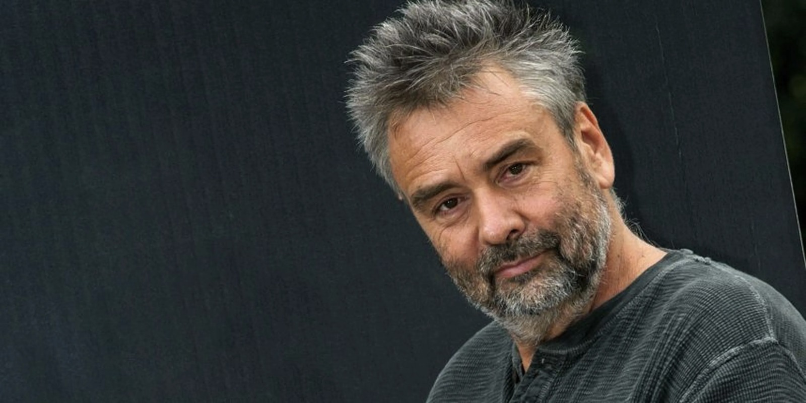 Luc Besson : des chasseurs achèvent un cerf devant sa mère, il dénonce "une boucherie" et porte plainte