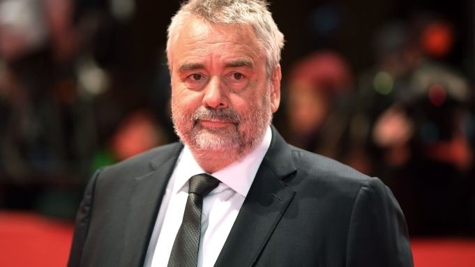 Luc Besson : des chasseurs achèvent un cerf devant sa mère, il dénonce "une boucherie" et porte plainte