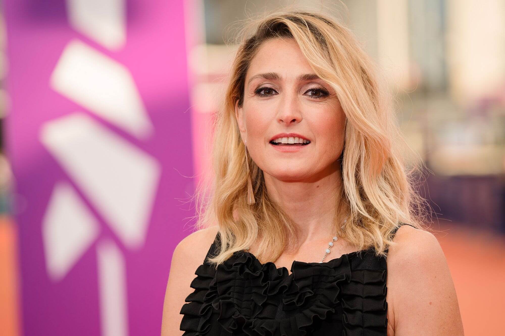 Julie Gayet sur sa carrière de réalisatrice : "J'ai toujours eu du mal à me mettre en avant"