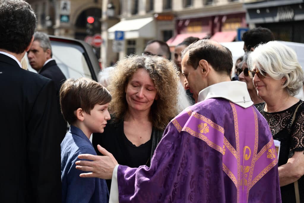 Pierre Bellemare : la fille de l'animateur prend la parole après avoir été poignardée par son fils